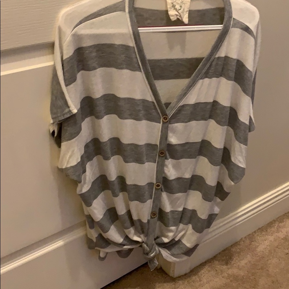 Short sleeve grey and white striped top